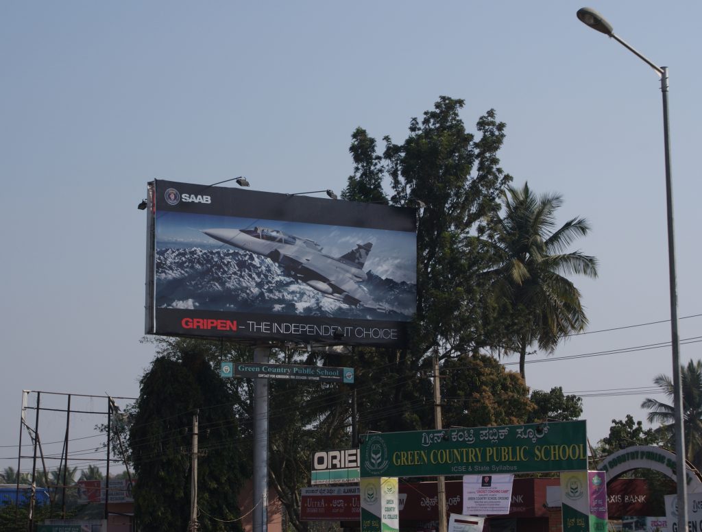 Reklamtavla för Jas Gripen i Indien med texten "Saab, the independent choice".