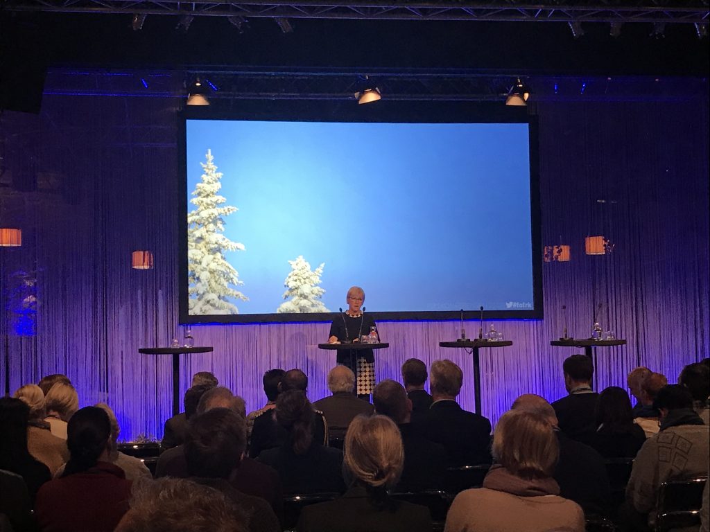 Margot Wallström håller tal i en hörsal.
