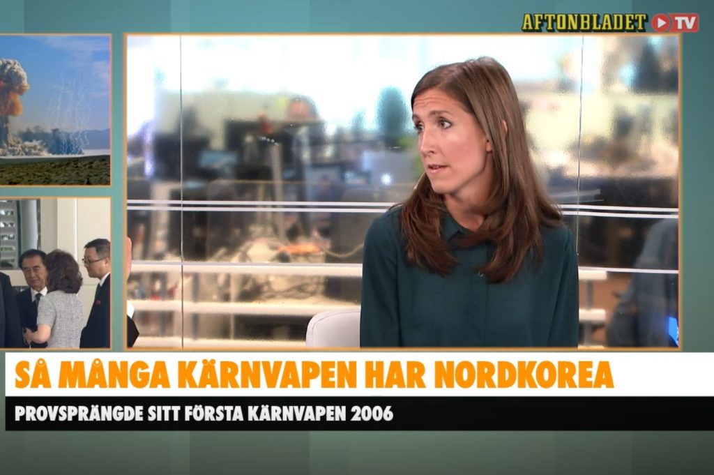 Agnes Hellström i tv-studion, bakgrundsbilder med kärnvapen och bild från mötet i Singapore. 