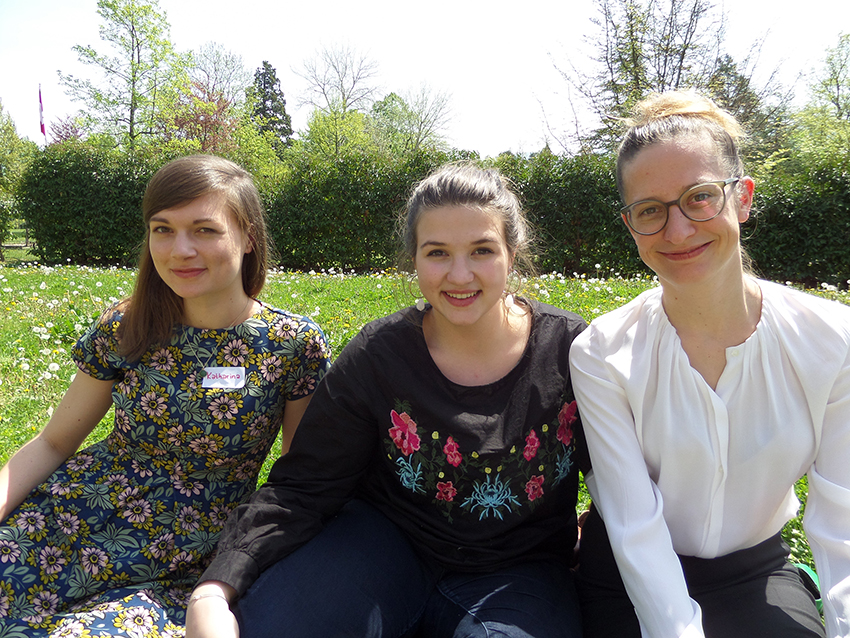 Katharina, Alissa och Nadja på en solig gräsmatta.